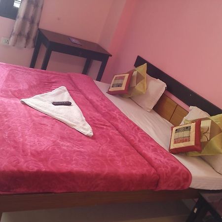 Yatri Guest House Нью-Дели Экстерьер фото
